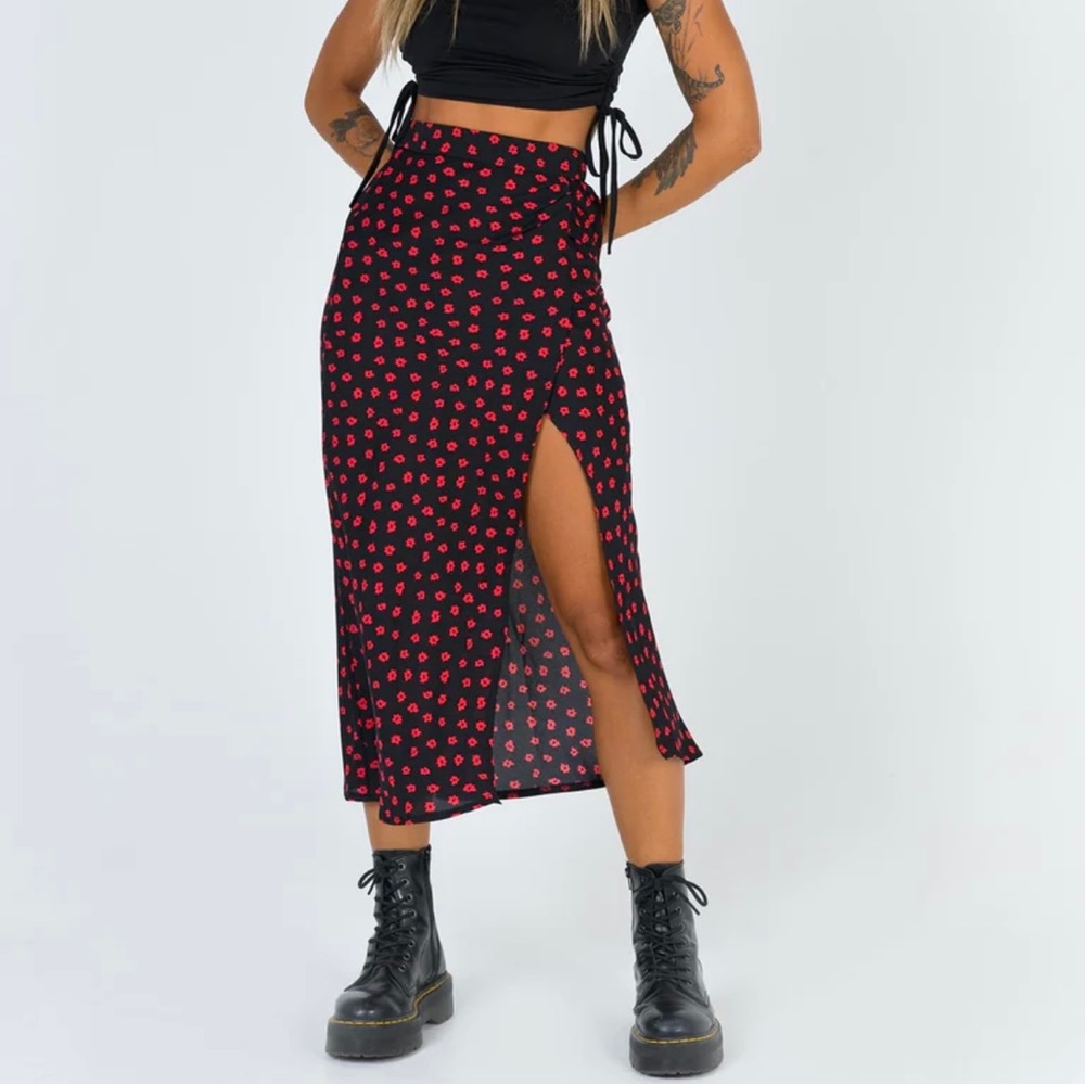 Princess Polly Black & Red floral skirt